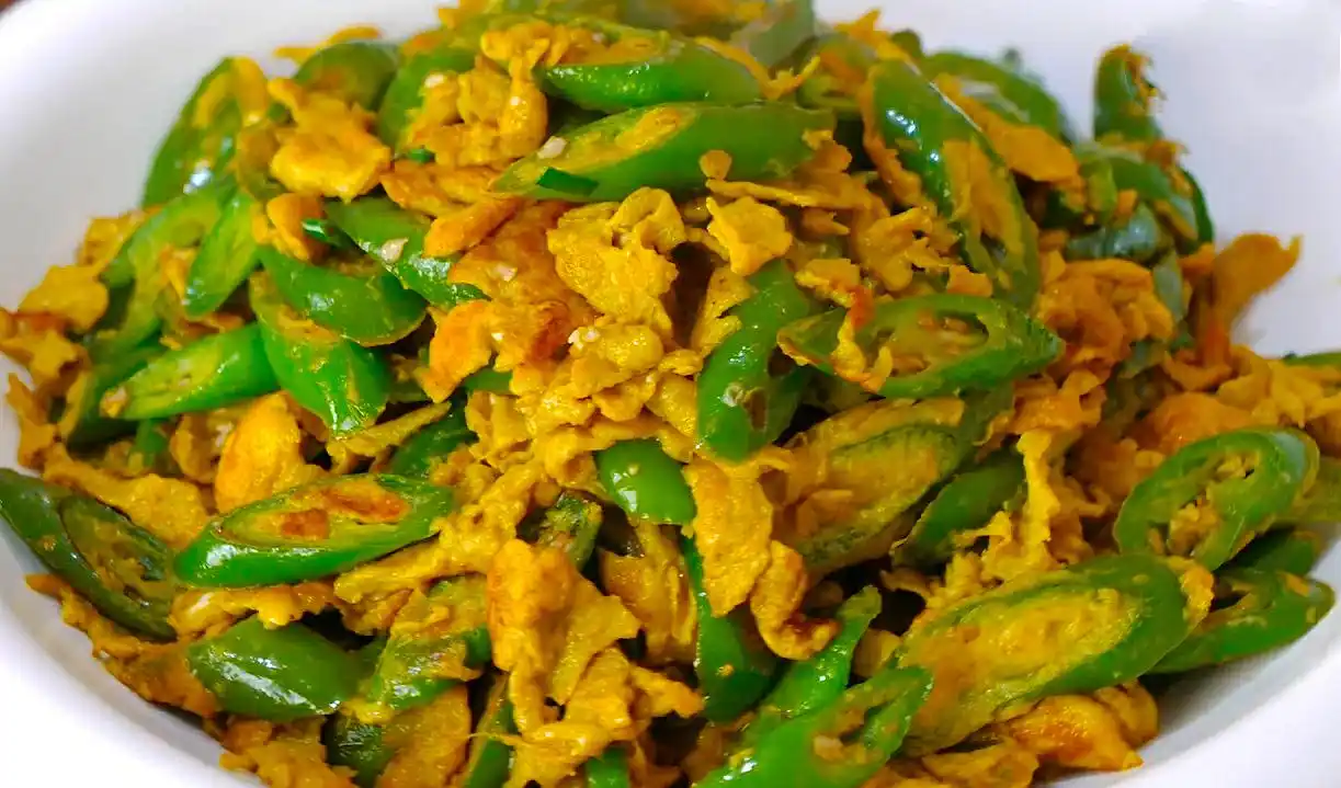 原创尖椒炒鸡蛋很多人第一步就做错了教你几个技巧鲜香好吃又下饭