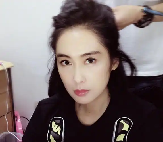 组图:朱茵自拍送祝福 网友感叹女神美了一辈子_高清图集_新浪网