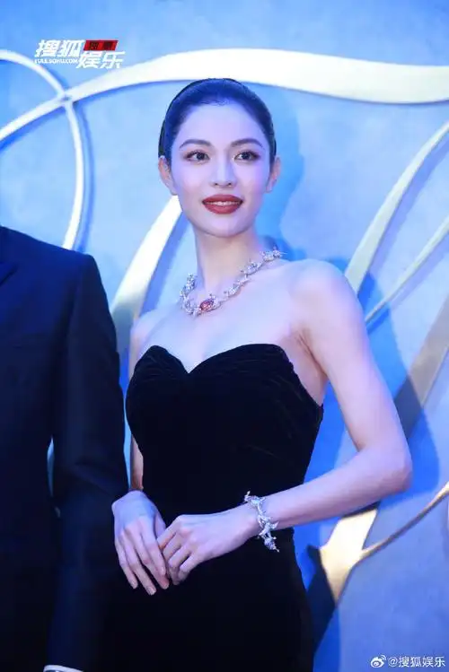 钟楚曦红唇盘发