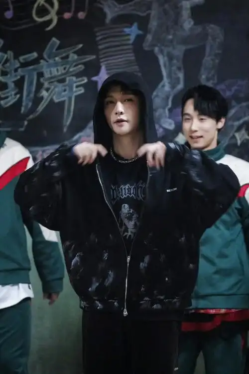 张艺兴超话  240330 工作室更新《盒子里的猫》艺兴照片16p    跳舞