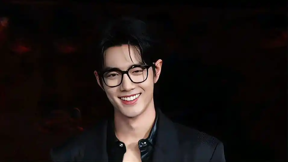 肖战戴眼镜亮相,又酷又可爱 近日,肖战参加活动时戴上了眼镜,不仅展现