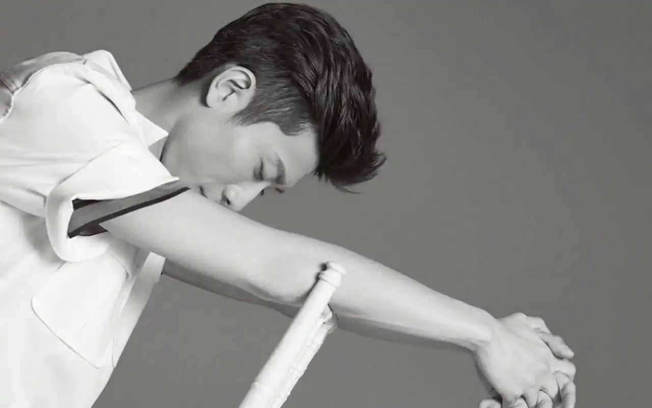 张一山时尚杂志黑白大片桌面壁纸