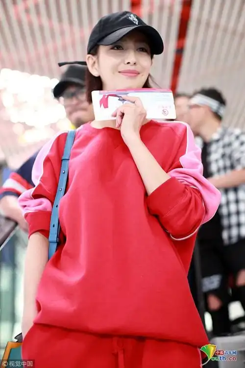 佟丽娅红色运动装朝气十足 托腮甜笑满满少女感
