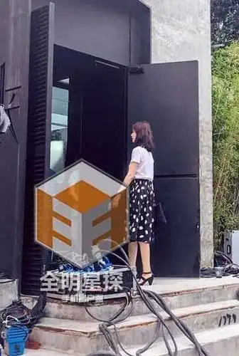 吴秀波妻子探班秀恩爱 潮叔妻子身材高挑气质佳