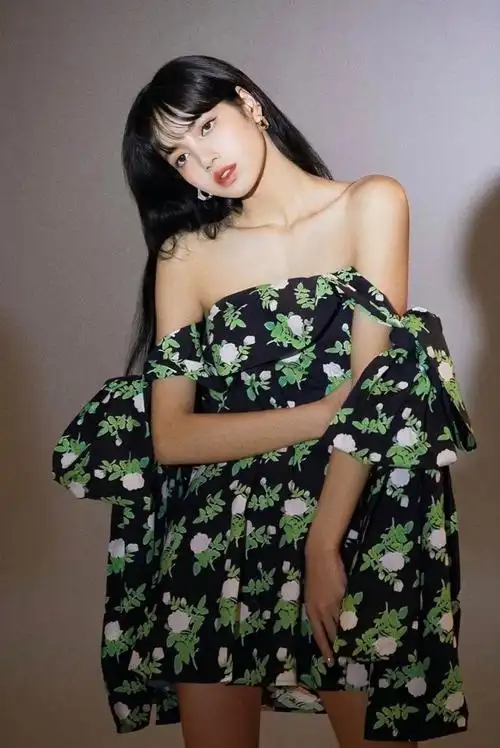 lisa气质惊艳了这个夏天穿一字肩碎花裙大秀婀娜身姿锁骨尽显