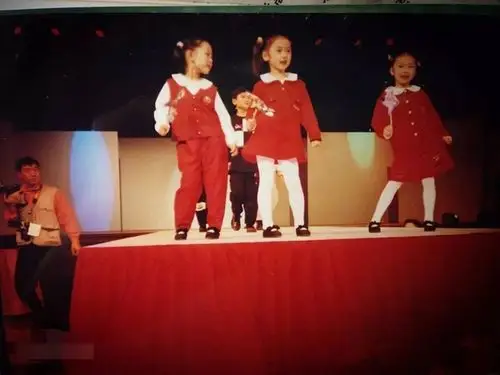 搬几个袁冰妍童年照