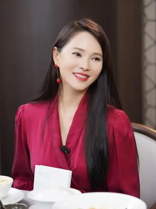 伊能静一改少女风,枣红色对开衬衣大气简约,长直发温柔清爽