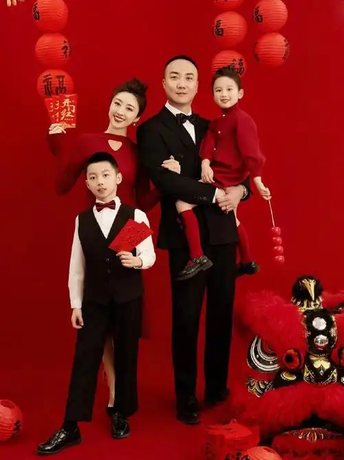 女生为全家买新衣拍全家福