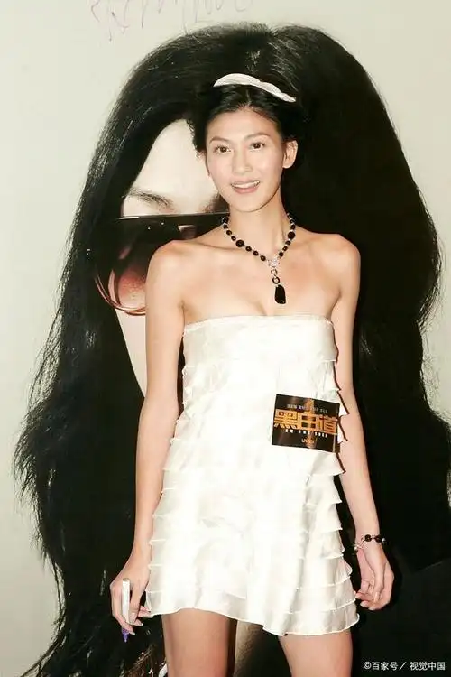 李彩桦——鹅蛋脸,双眸秀丽,鼻梁挺直,笑容甜美,形象气质上佳