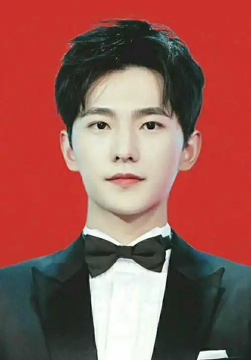 很多人的正面好看但是侧边不一定很好看,但是杨洋就是侧面正面都很好