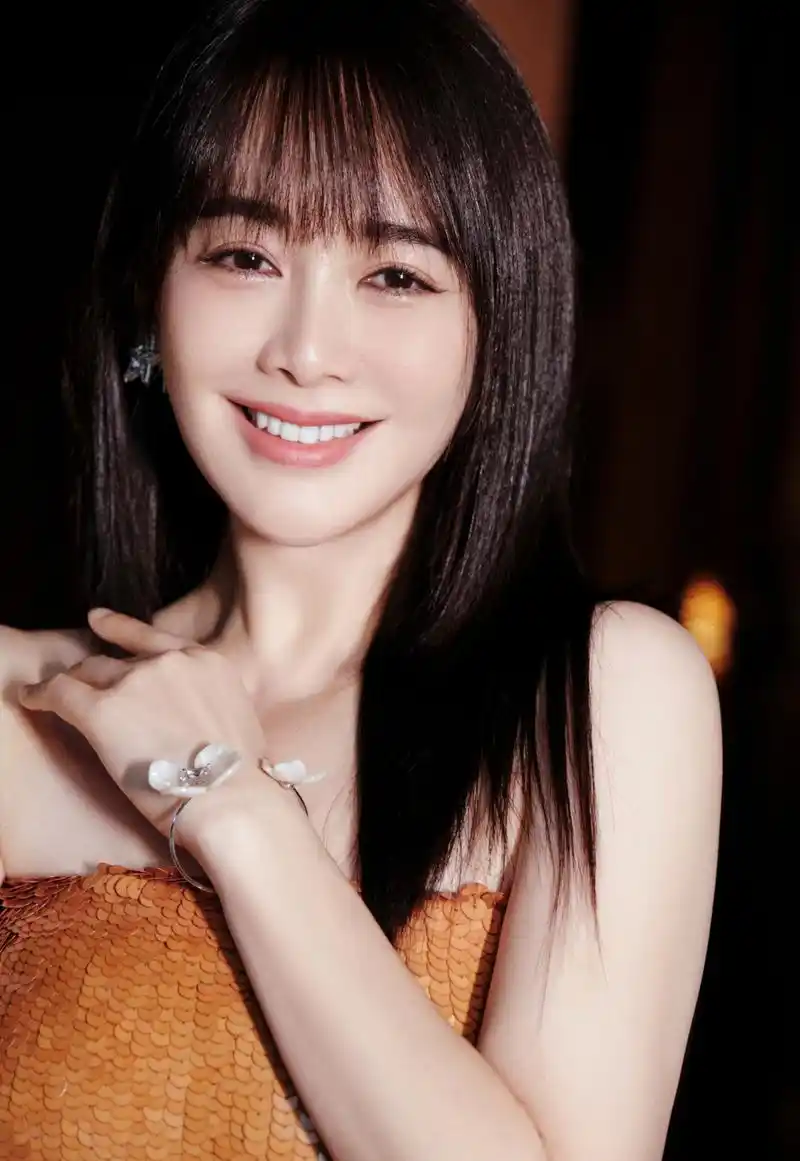 左小青身穿的这两套礼服都非常的漂亮,既大方优雅又不失高级感.