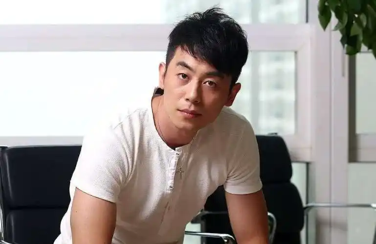 朱亚文全黑造型现身上海机场,出道十几年零绯闻