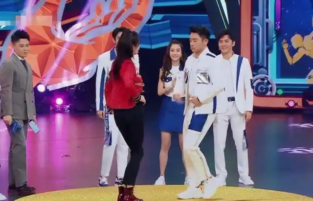 关晓彤身高1米73杨颖1米68两人同框时真实身高一目了然