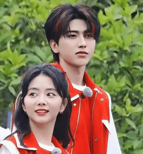 请来四大女神同台,我却在意蔡徐坤的挑染发色_节目_周笔畅_谭松韵