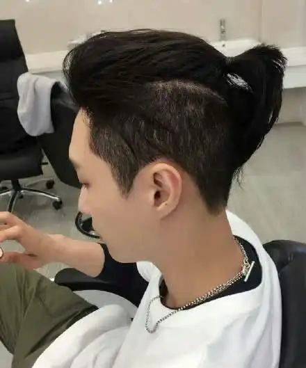莫西干发型,两边儿剃短,留下中间比较长的一绺往后梳在后脑勺顶端结辫