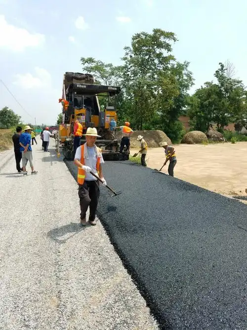 市交通质量监督站李博副站长一行对新寺公路沥青路面试验段施工进行