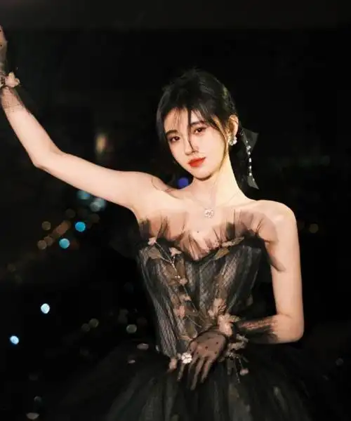 鞠婧祎穿黑纱裙惊艳红毯抹胸设计秀直角肩生图堪称自带精修