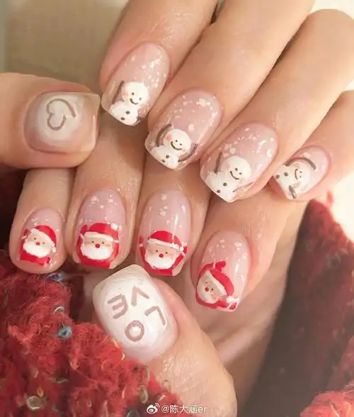 最近周围的圣诞感好浓呀,好多朋友做了圣诞美甲,简单可爱的圣诞美甲