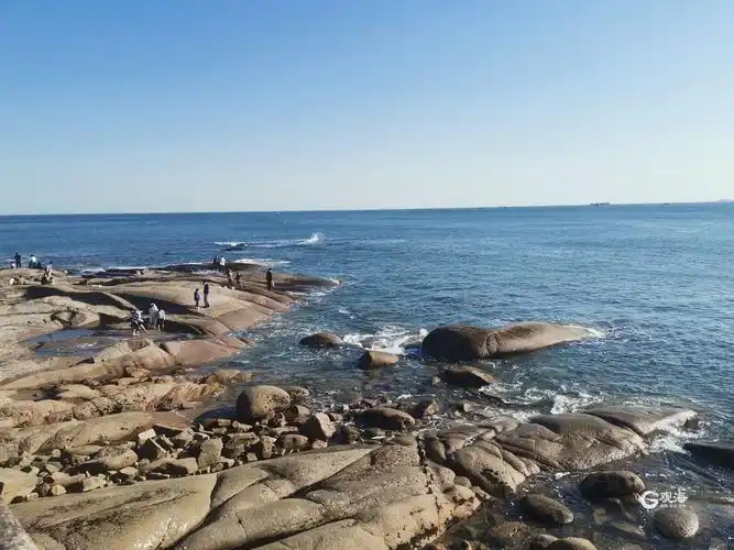 燕岛秋潮燕儿岛在浮山湾的东端,是一个突出海中