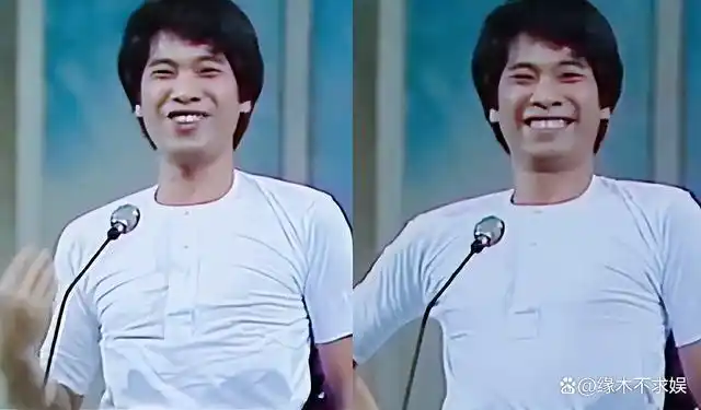 年轻时的吴孟达也是一位五官秀气的小伙儿,他顶着一头长发,穿着白t恤