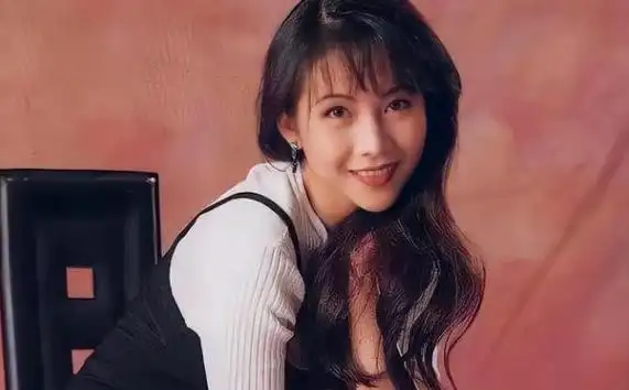 蔡少芬带仨孩出游俩女儿颜值都像妈妈4岁儿子身手敏捷像张晋