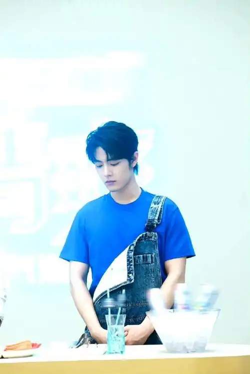 肖战超话#肖战回国机场穿搭#|#肖战#    都来看,这组背带裤战战