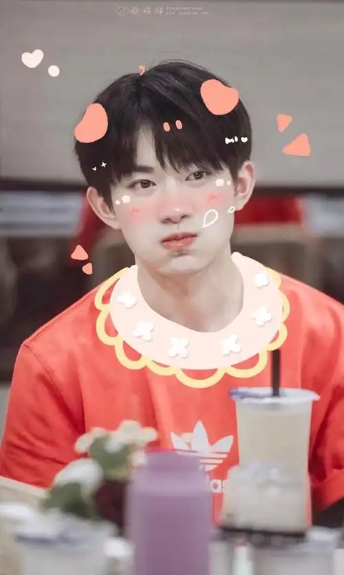 小千嘟嘟嘴的样子像小猪,安静的样子像小兔,傲娇的样子又像小狐狸,这