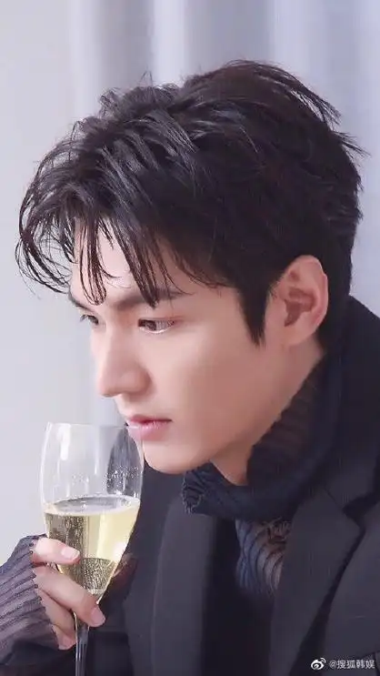 李敏镐侧脸#欣赏一下李敏镐超话的绝美侧颜这雕刻般的线条,贵公子