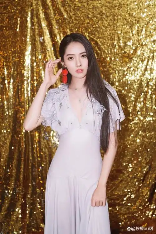 台湾女演员郭碧婷笑容甜美温暖温婉可人