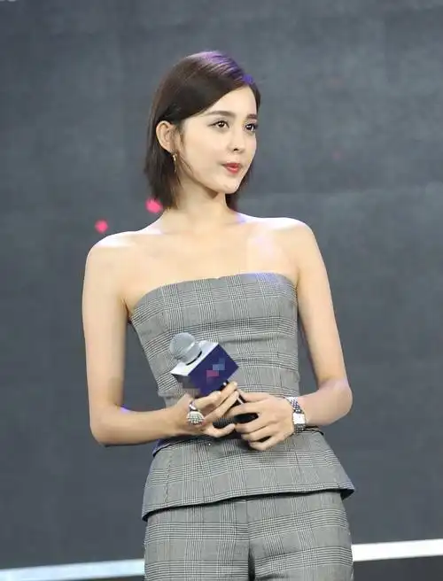 5 古力娜扎露香肩锁骨 微微捋发散知性女人味