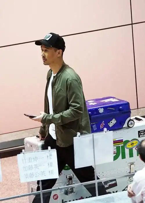 黄立行独自现身不见徐静蕾陪伴 满脸胡茬略显沧桑