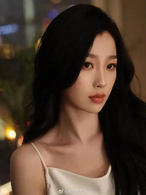 虞书欣白色吊带露背长裙搭配卷发造型也太美了吧……|虞书欣|露背