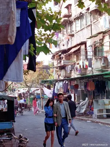 老照片:90年代的上海弄堂,这座浮华城市里的烟火之梦