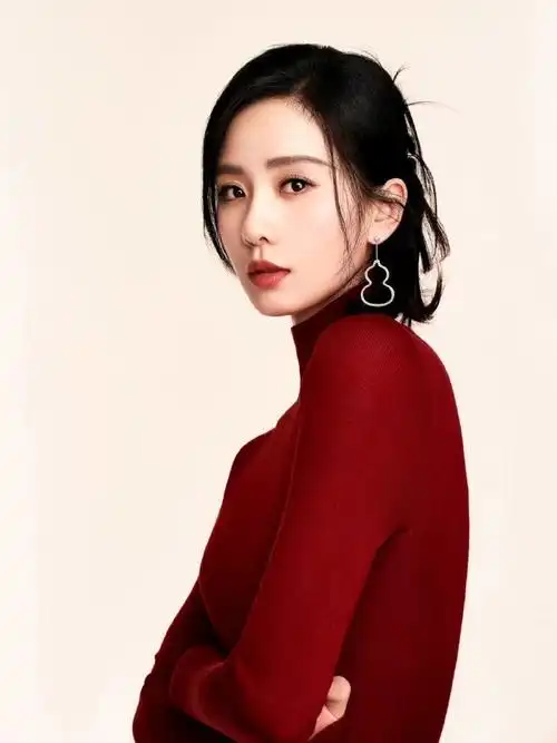 搭配红衣与盘发造型,更显高贵优雅,姐姐的韵味真是独一无二#刘诗诗