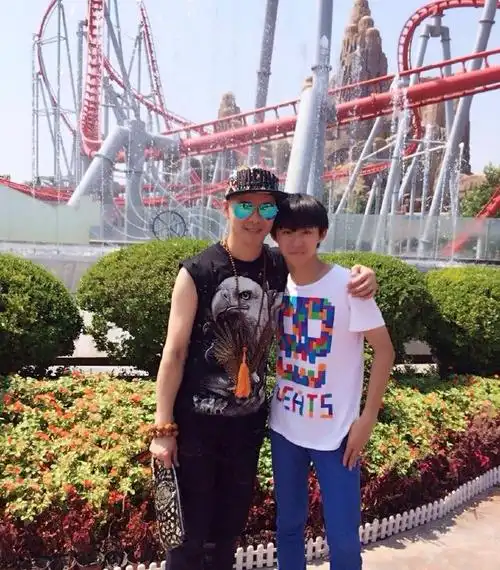 他们的儿子还遗传了张可的高颜值,意外撞脸王俊凯,让网友十分惊奇.