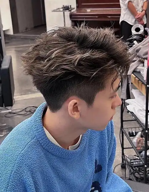 (三七分的男士烫发既时尚又减龄