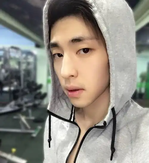 八位素颜的男星比拼,李易峰不受影响,蔡徐坤略微尴尬