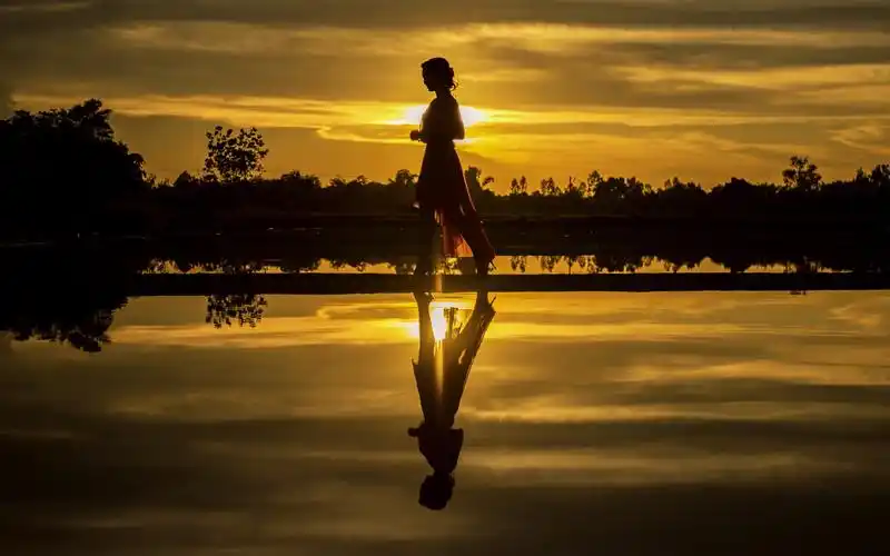 一个人在海滩漫步很迷人的图片