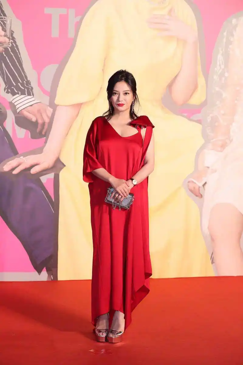 赵薇亮相37届金像奖红毯,一身红裙富态十足,网友:胖了两圈!