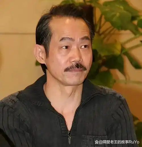 2018年,成龙提出800万元邀请元华拍电影,元华直接拒绝