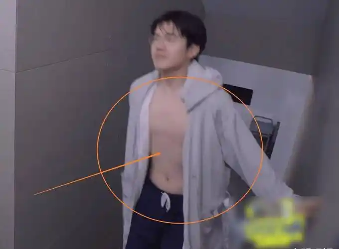 腹肌人鱼线明显才能与之相对等,但这次王俊凯董子健刘昊然却让观众