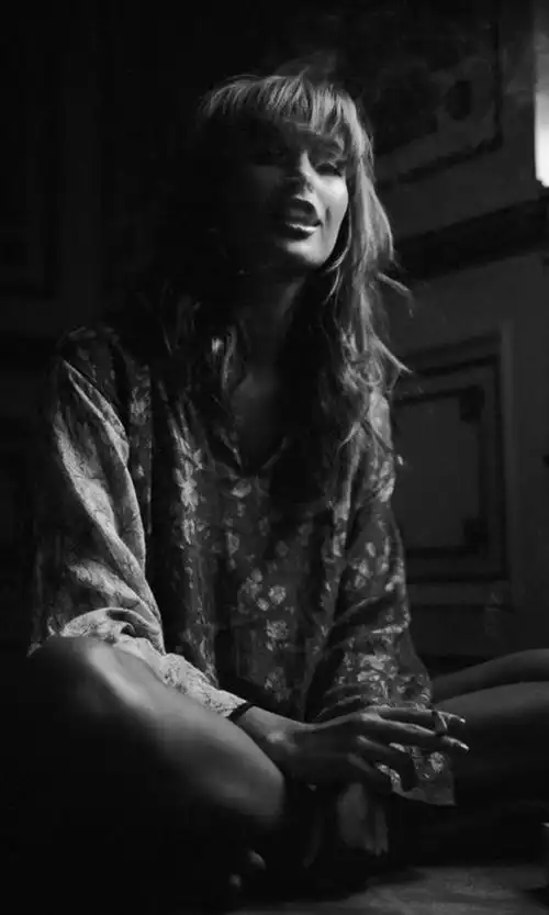 【768x1280壁纸】诺基亚920高清壁纸——黑白系欧美性感模特艺术写真