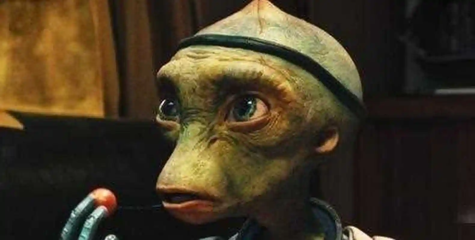 在《疯狂外星人》的影片中,外星人因为莫名的原因,来到训猴人耿浩的