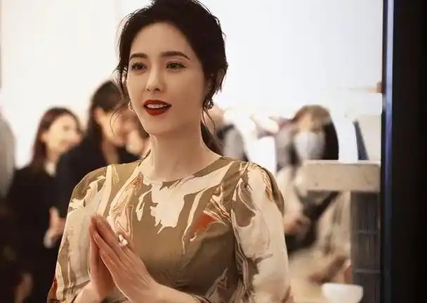 事实证明47岁无人敢娶的曾黎已经过上属于自己的幸福生活