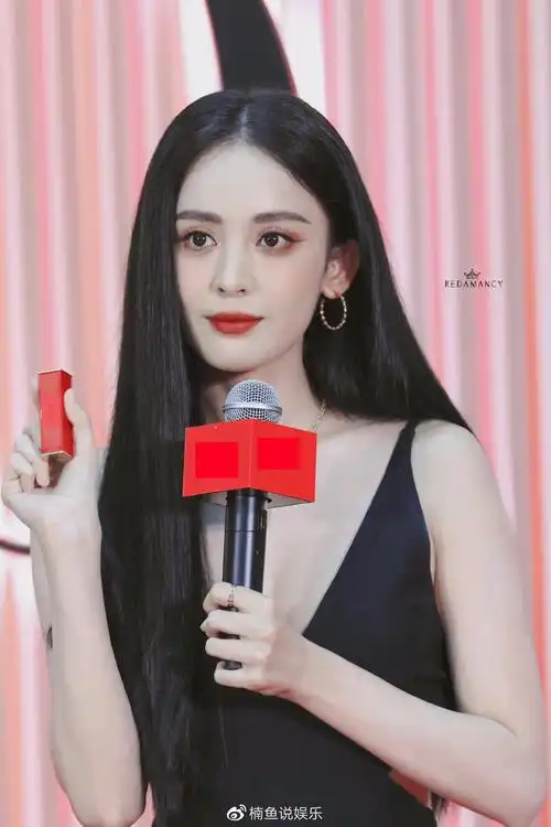 路人镜头下的古力娜扎有多美深v晚礼服尽显气质生图造型绝美