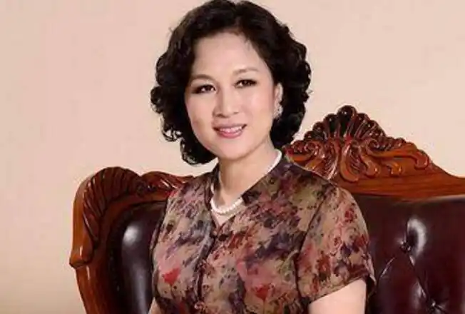 适合60岁女人烫的发型