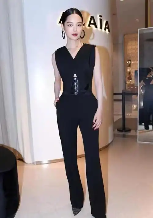 辛芷蕾好会穿一身黑照样满是亮点腰上绑三根皮带太吸睛