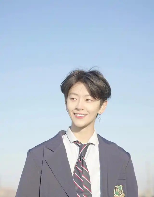 原创《创造营2020》最帅女生刘梦,黄色头发搭配蓝色短袖,满满少年感