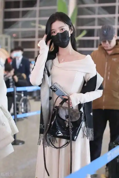 唱作人,演员陈意涵—袭白色长裙现身长沙机场_湖南