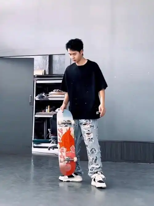 王一博裤子好多logo